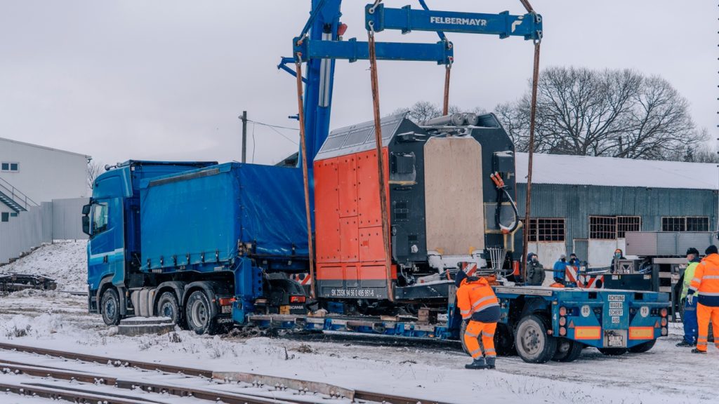 Tri kamióny doručili prvý z piatich vlakov, ktoré budú obsluhovať trate TEŽ a OŽ. Zdroj ZSSK