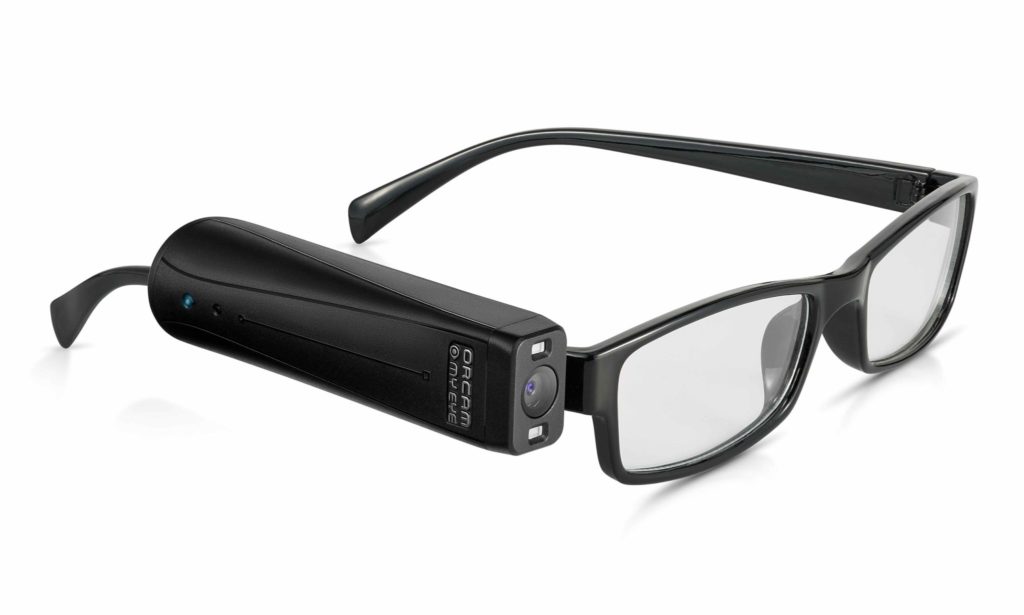 Takto vyzerajú špeciálne okuliare pre používateľov so zrakovým postihnutím. Podľa Peťa je ich prínos výrazne vyšší, keď má používateľ aspoň nejaké zvyšky zraku