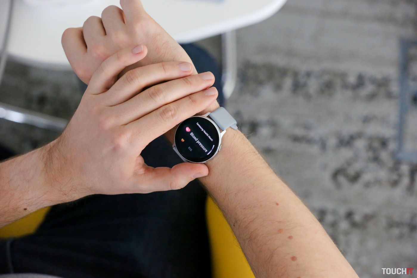 Meranie tlaku a EKG inteligentnými hodinkami Samsung
