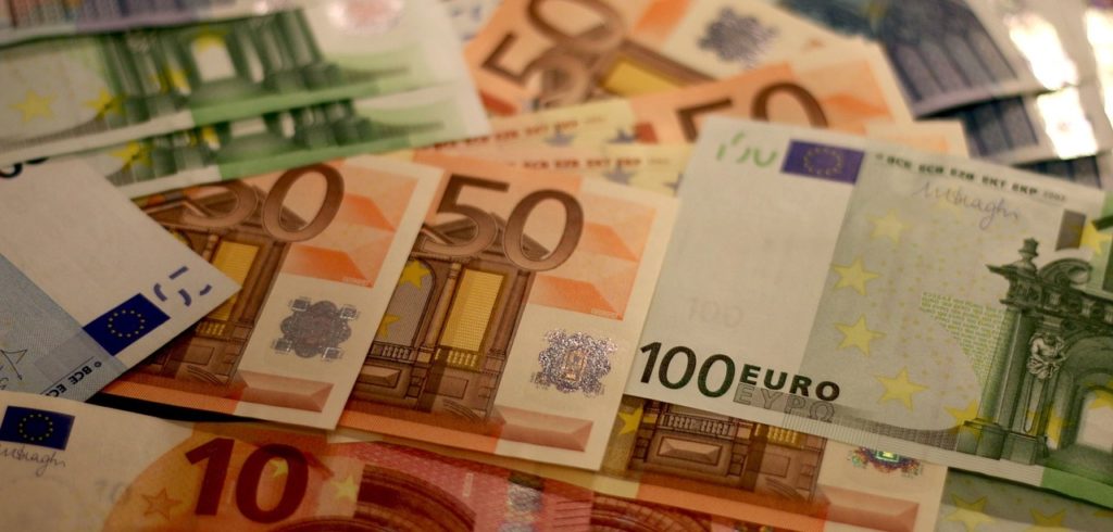 Švédska banka upozorňuje ľudí, aby mali doma hotovosť