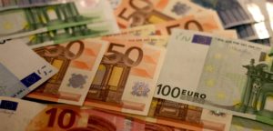 Švédska banka upozorňuje ľudí, aby mali doma hotovosť