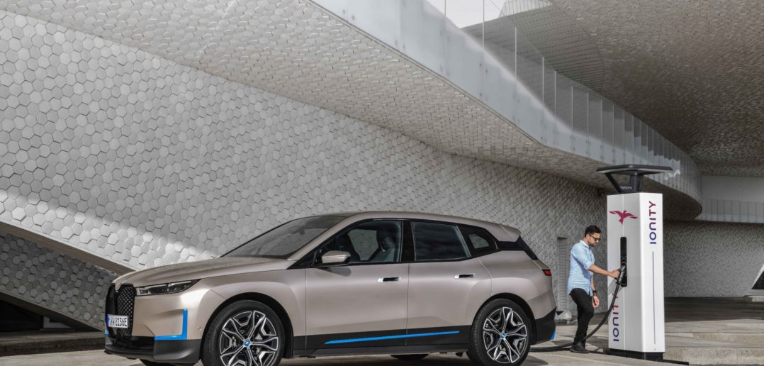 BMW iX je elektrické auto s extra výkonným nabíjaním