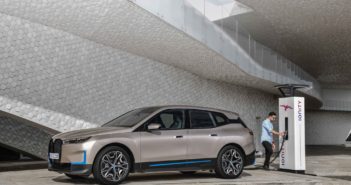 BMW iX je elektrické auto s extra výkonným nabíjaním