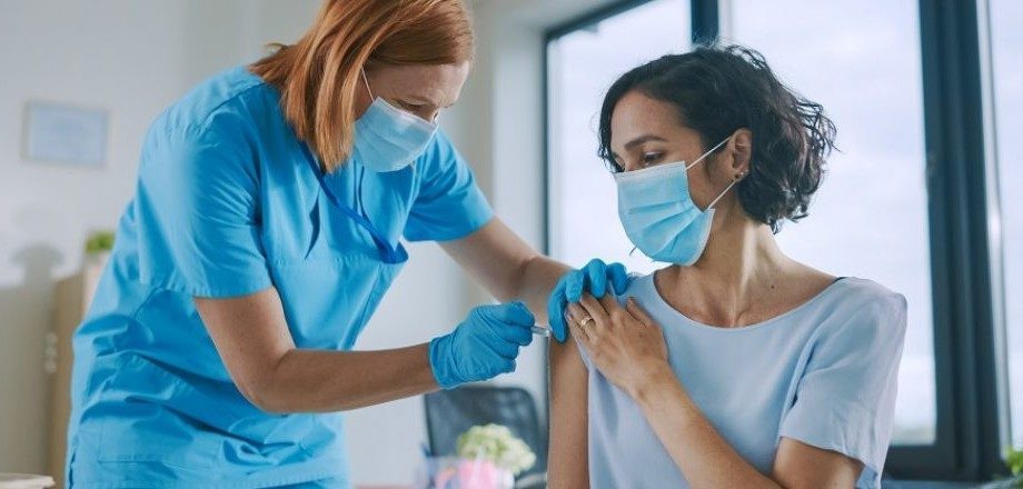 AstraZeneca na Slovensku končí a do hry vstupuje Sputnik V