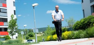 10 pravidiel na bezpečnú jazdu na elektrickej kolobežke