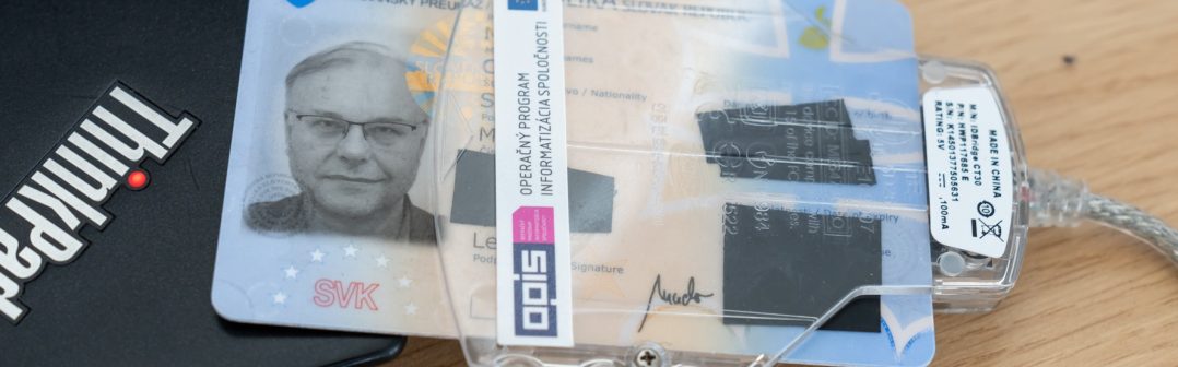 Portál bude žiadať pripojenie čítačka s elektronickým občianskym preukazom. Nezabudnite si skontrolovať certifikát na KEP