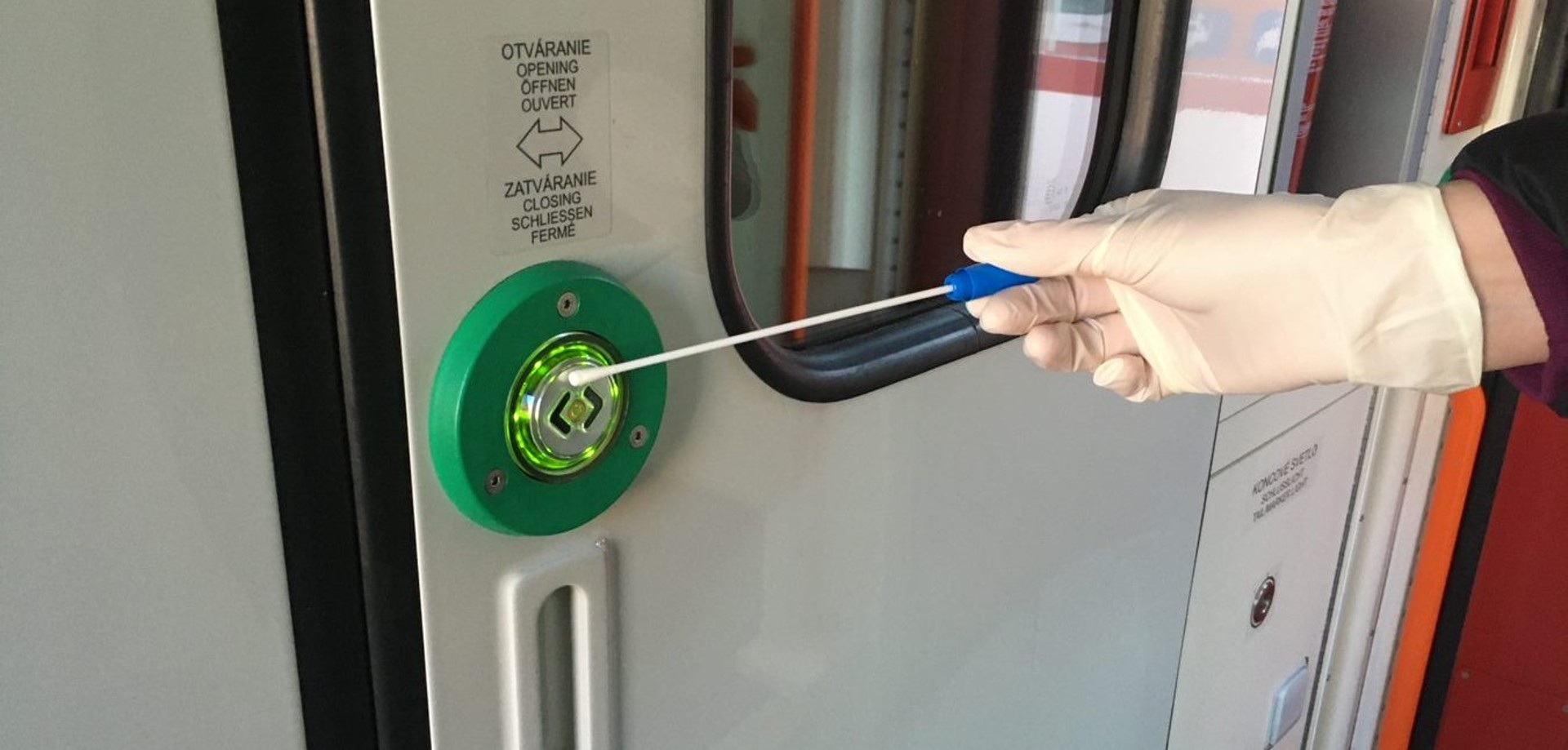 Cestovanie vo vlaku je počas pandémie bezpečné. Ako sa poistiť ešte viac? (VIDEO TOUCHIT)