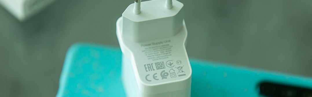 Dodávaná nabíjačka pre Nord CE. Telefón je v puzdre.