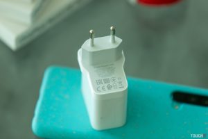 Dodávaná nabíjačka pre Nord CE. Telefón je v puzdre.