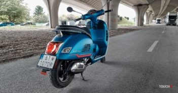 Vespa GT300 SuperSport v efektnej modrej farbe.