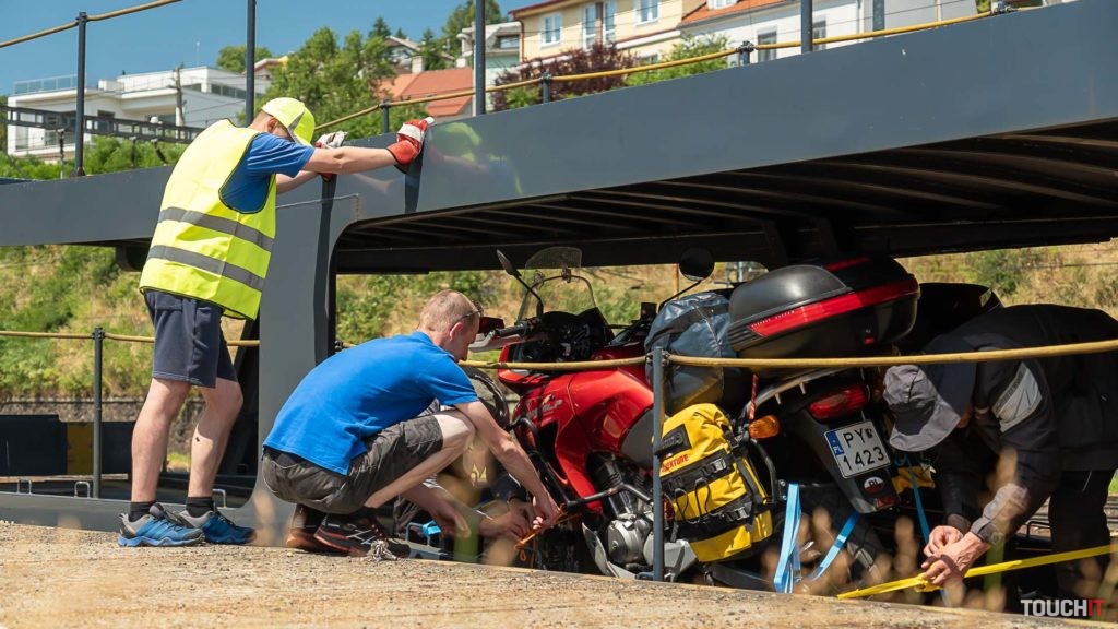 Pripevňovanie moriek. Väčšinou boli na poľských ŠPZ.