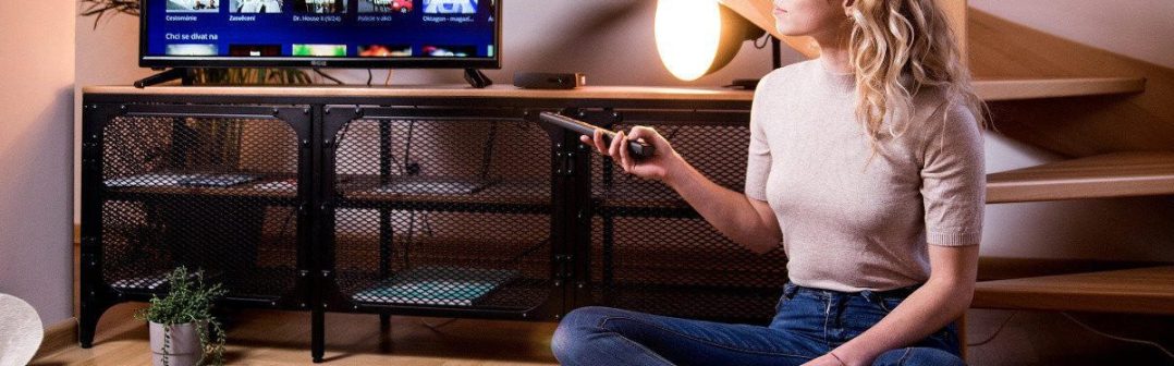 Aplikácie na sledovanie TV sa čoraz častejšie objavujú v ponuke inteligentných televízorov. Najlepšiu podporu majú Samsung televízory a zariadenia s platformou Android TV