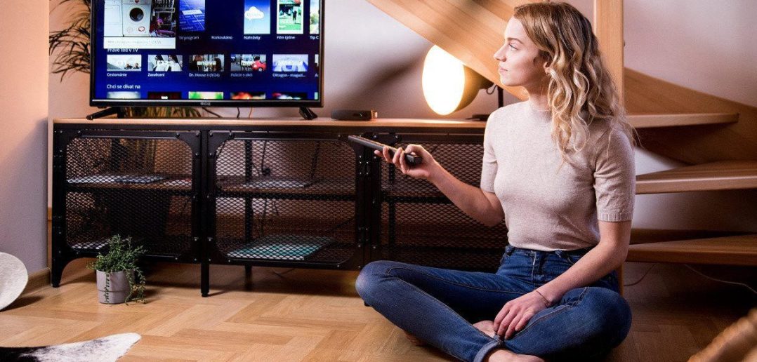 Aplikácie na sledovanie TV sa čoraz častejšie objavujú v ponuke inteligentných televízorov. Najlepšiu podporu majú Samsung televízory a zariadenia s platformou Android TV