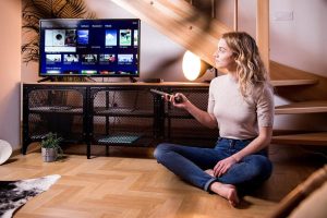 Aplikácie na sledovanie TV sa čoraz častejšie objavujú v ponuke inteligentných televízorov. Najlepšiu podporu majú Samsung televízory a zariadenia s platformou Android TV