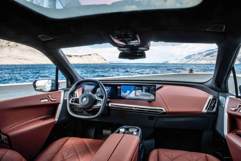 Veľkorysý priestor vo vnútri BMW iX. 