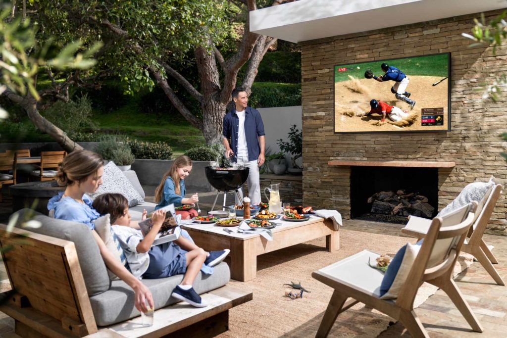 Na oficiálnych fotkách Samsung jasne ukazuje, ako by mal byť televízor The Terrace byť umiestnený - je to čiastočne v tieni a nie na priamo slnečnom svetle. 
