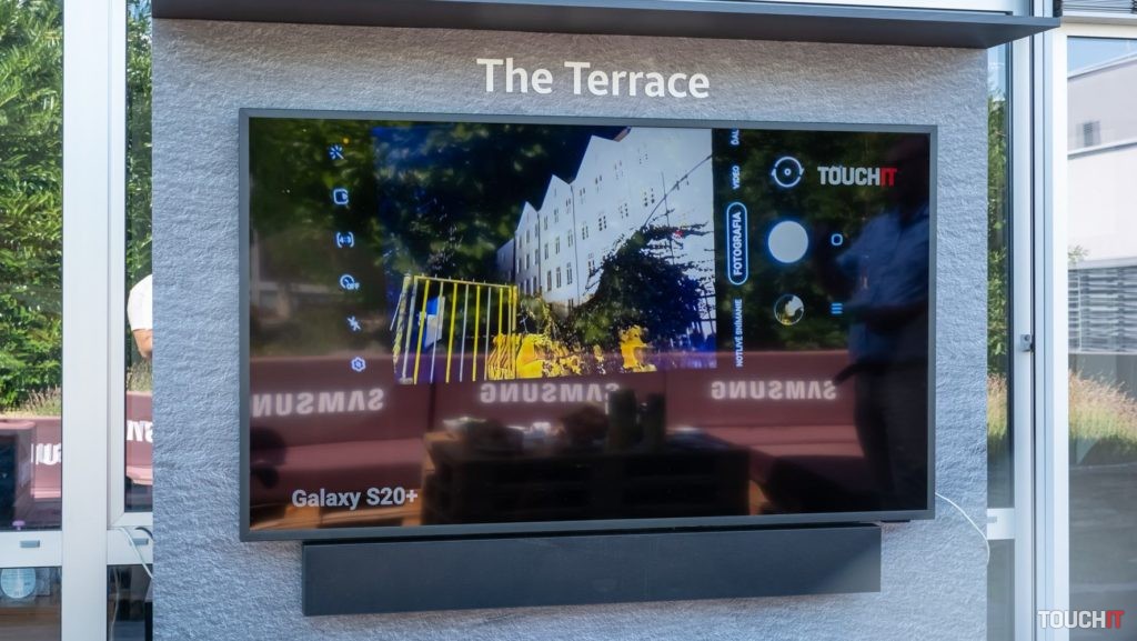 Odraz loga Samsung na displeji The Terrace. 