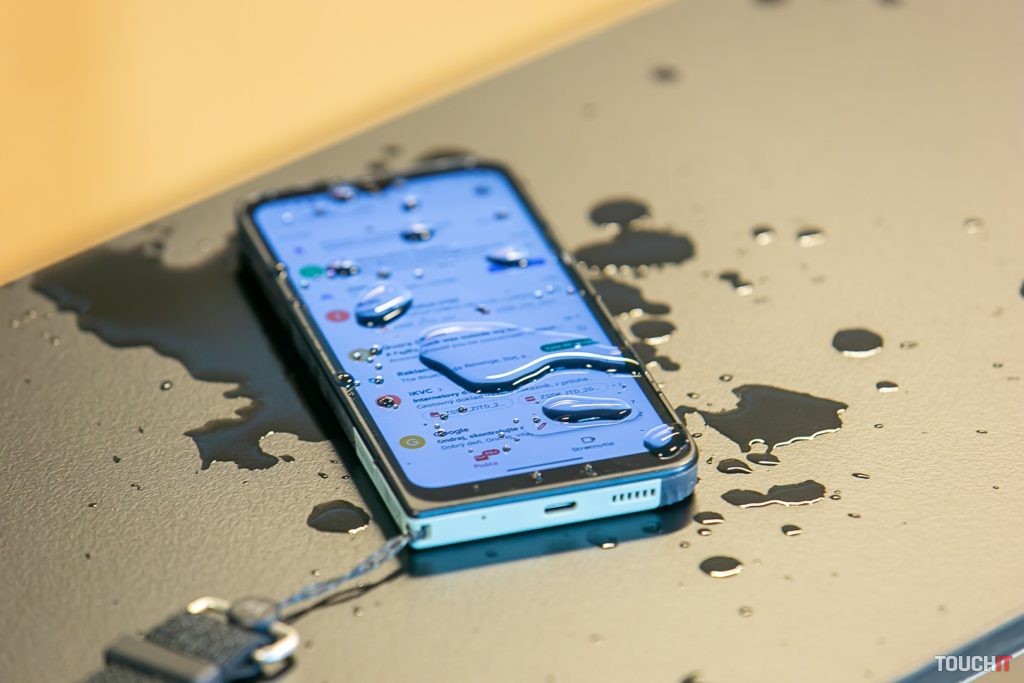 Motorola Defy sa vody rozhodne nebojí. Pokojne môžete tento telefón ponoriť do vody. 