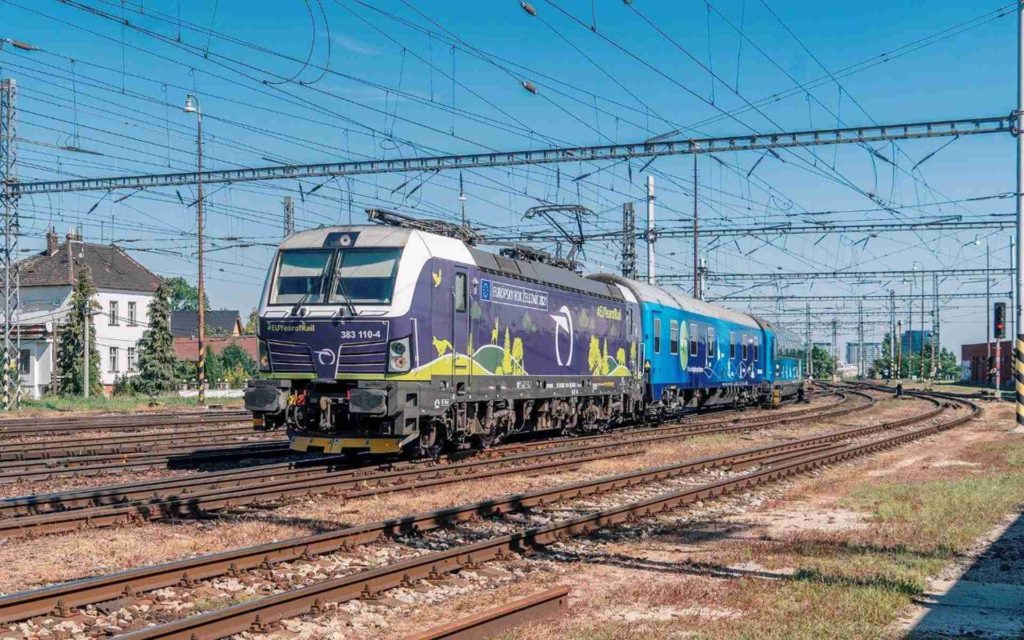 Connecting Europe Express na čele s lokomotívou ZSSK Vectron vchádza na bratislavskú hlavnú stanicu
