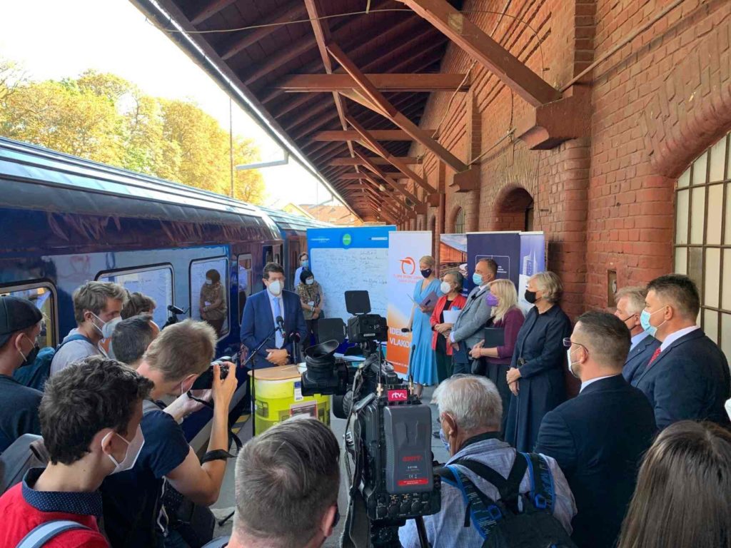 Predseda predstavenstva ZSSK Roman Koreň počas privítania vlaku v Múzeu dopravy