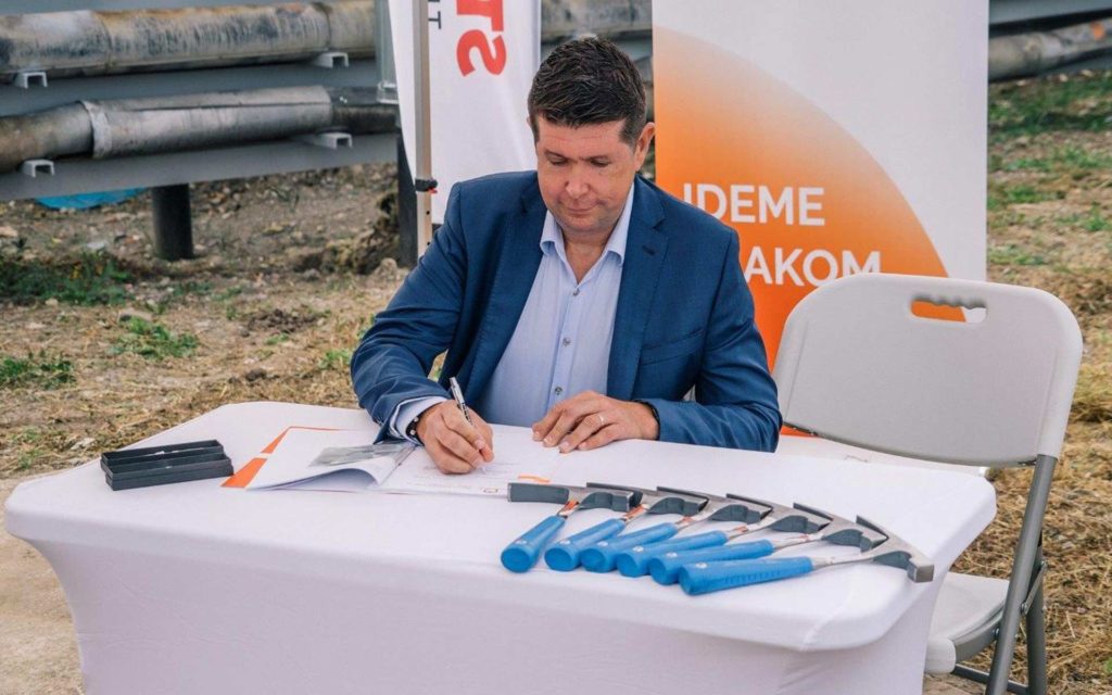 Predseda predstavenstva ZSSK Roman Koreň podpisuje Zmluvu o dielo Technicko-hygienickej údržby železničných koľajových vozidiel pre stredisko Zvolen
