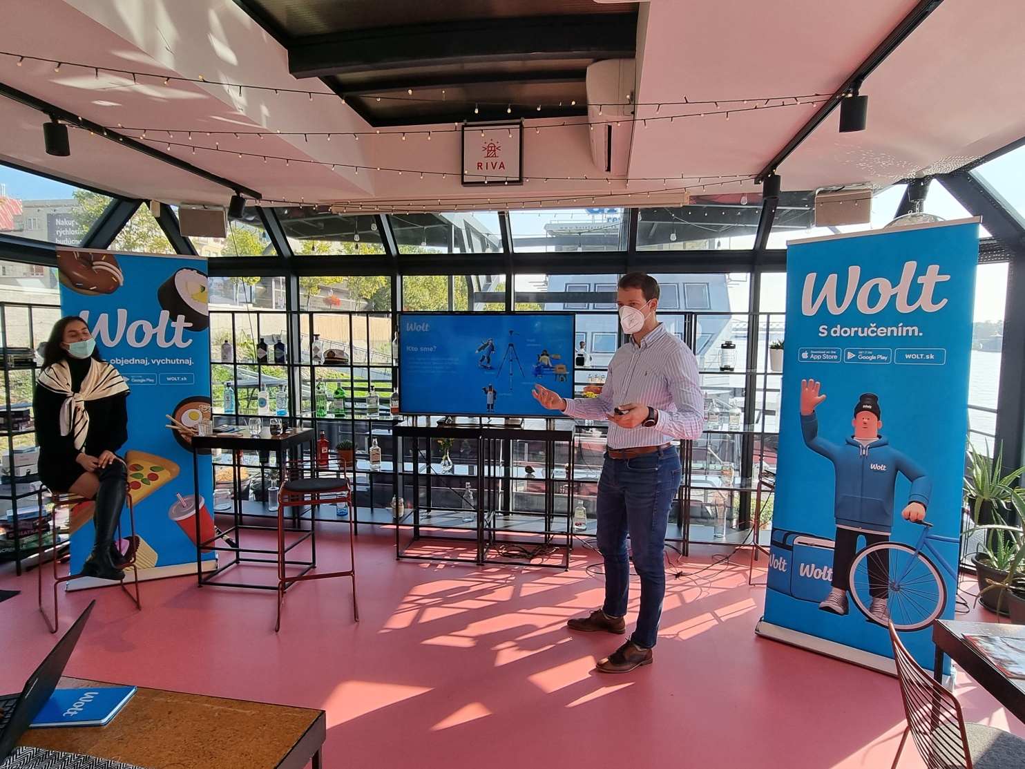 Doručeniu jedla na diaľku sa darí. Takto zarábajú kuriéri