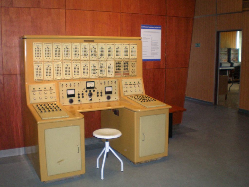 Analógový počítač je súčasťou expozície Múzea počítačov CSČ SAV