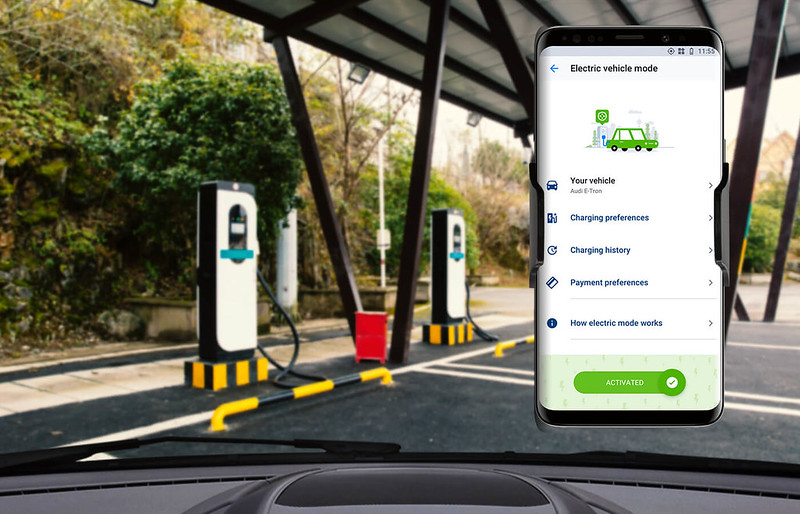 Existujú pokročilé technologické webové riešenia a mobilné aplikácie, ktoré môžu vodičovi pomôcť s plánovaním cesty elektromobilom