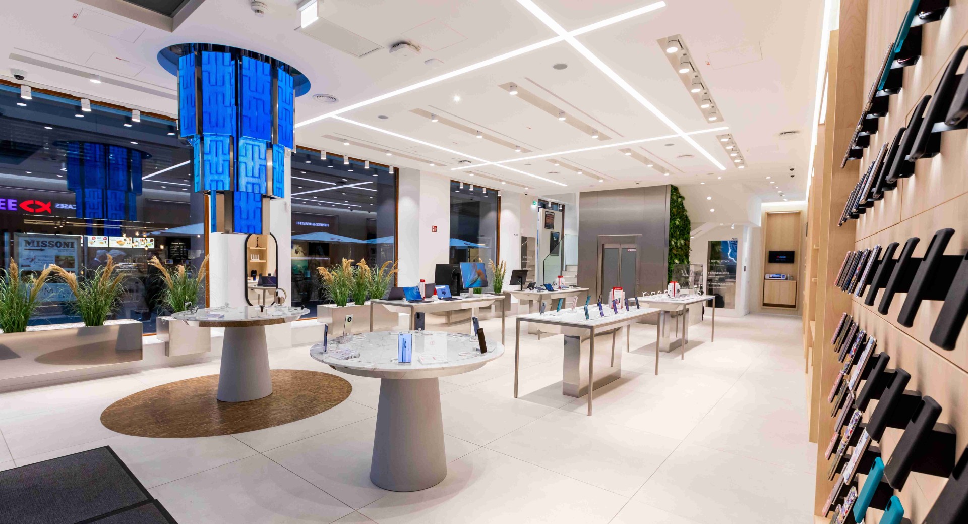 Boli sme v značkovej predajni Huawei. Je to zážitkové centrum