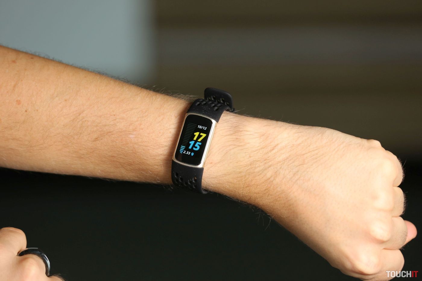 Google oživí obľúbený fitnes náramok. Fitbit Edge dostane to, čo Fitbitu Air chýba