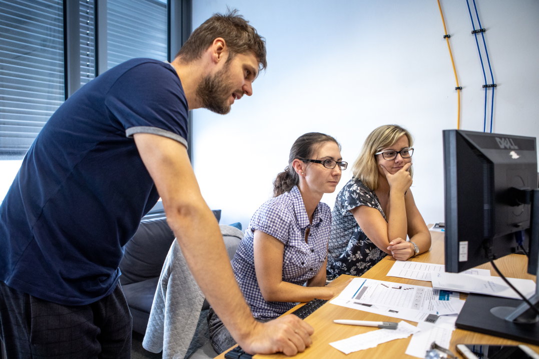 Angličtinár učiaci informatiku nie je na našich školách nič výnimočné, deti nie sú pripravené na digitálne hrozby