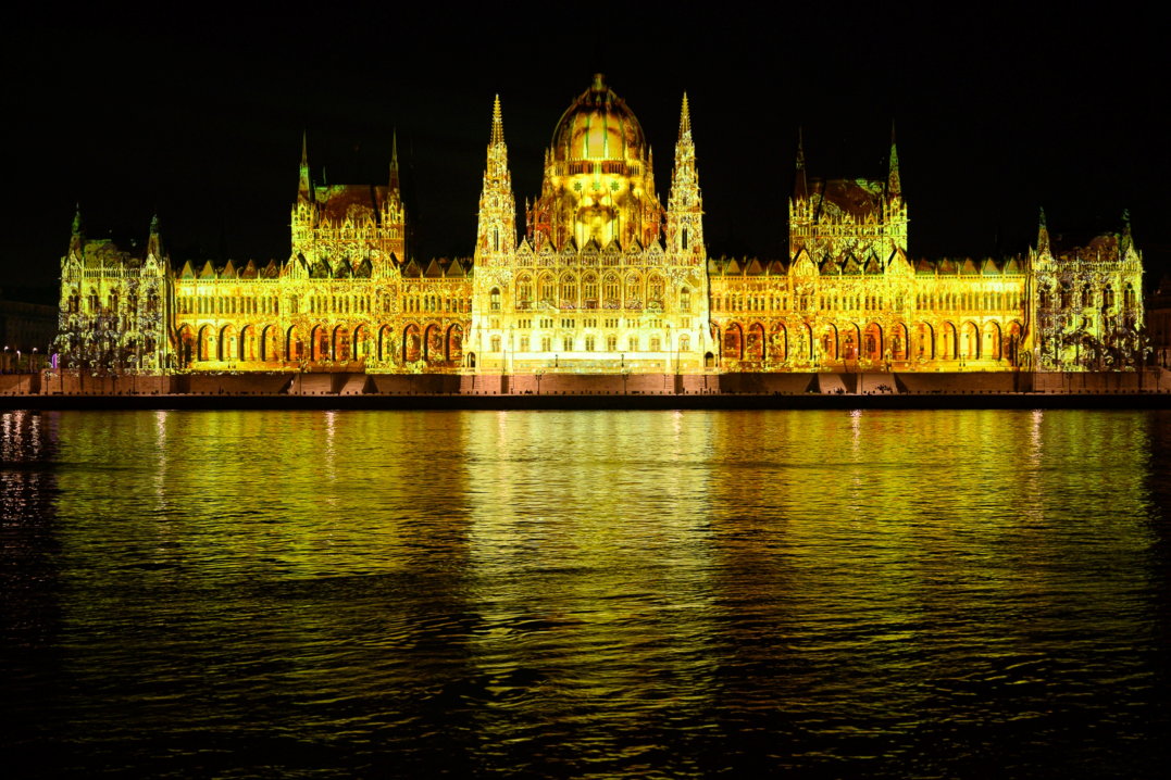 50 projektorov Panasonic osvetľuje budovu parlamentu a Budínsky hrad v Budapešti