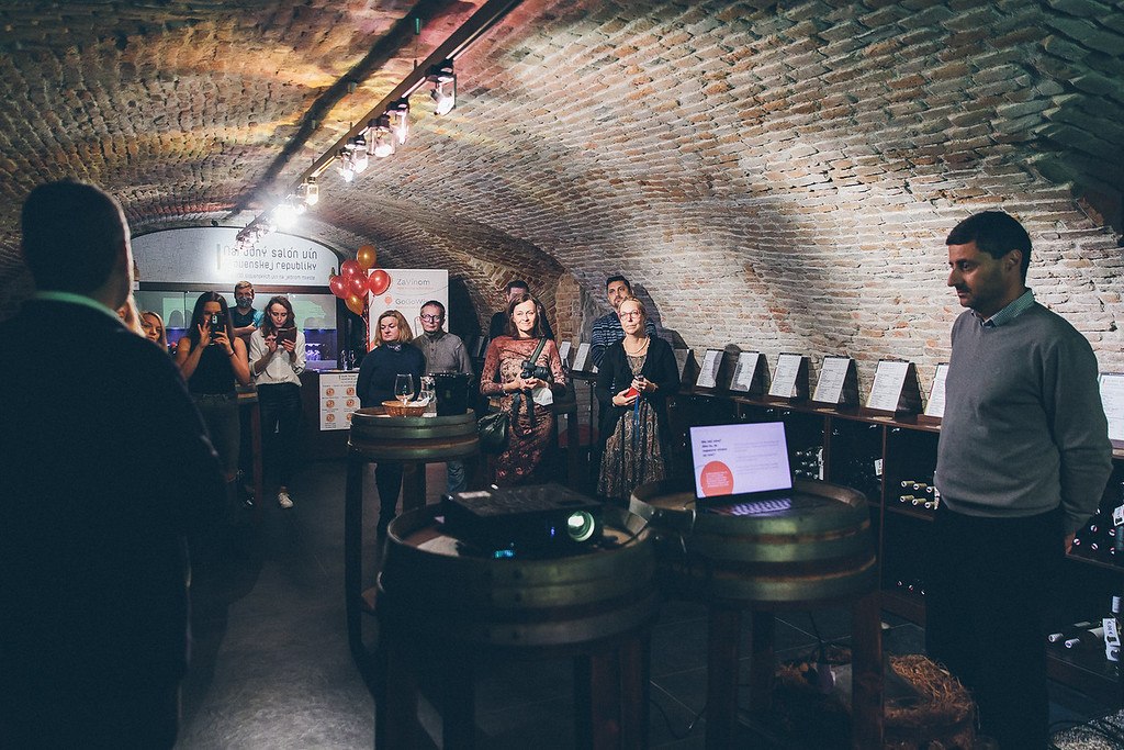 Za vínom už aj cez internet