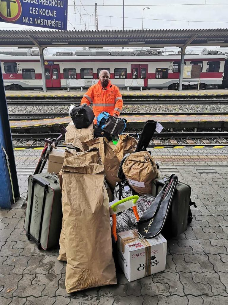 Milan Pranda na stanici Vrútky preberá zásielku darčekov pre OZ Dobrý Pastier