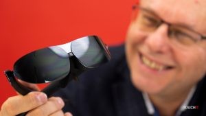 Okuliare, ktoré umožnia na verejnosti sledovať aj šteklivé filmy v súkromí (VIDEO TOUCHIT)