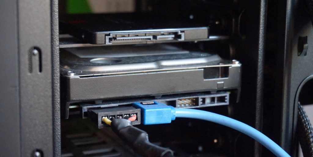 SATA konektory HDD a SSD umožňujú hot plug, teda pripájanie počas behu počítača