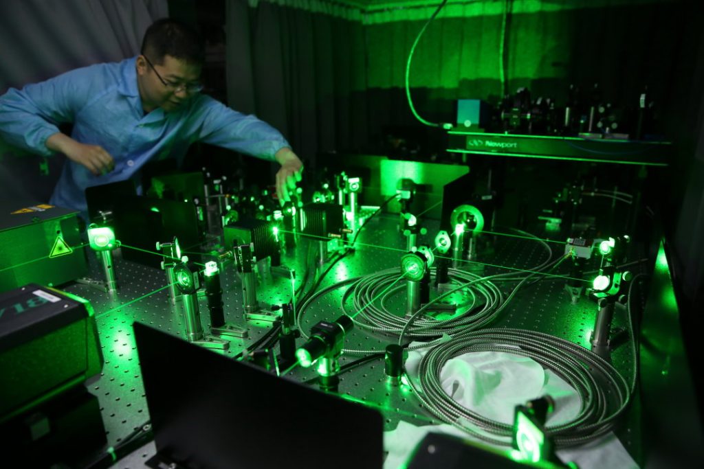 Práca pri tvorbe qubitov laserom v šanghajskom kvantovom laboratóriu Čínskej akadémie vied
