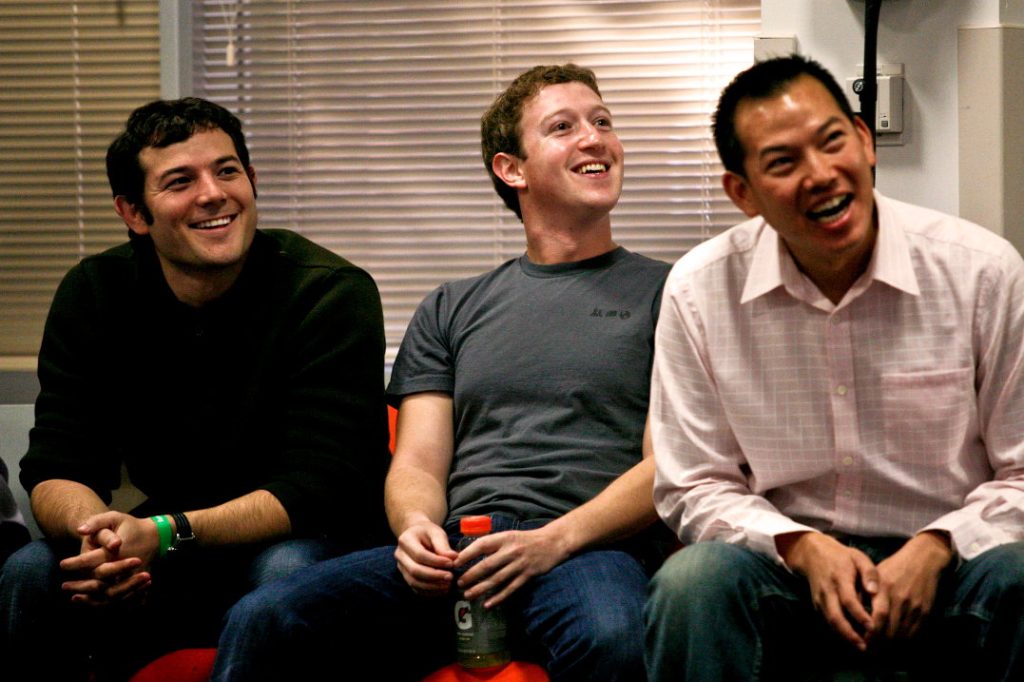 Tim Kendall (vľavo) ešte ako Zuckerbergova pravá ruka marketingu pri masívnom komerčnom rozbehu Facebooku v roku 2010. O dekádu neskôr pri výpovedi v americkom kongrese prirovnal toto obdobie k tvorbe digitálneho tabaku.