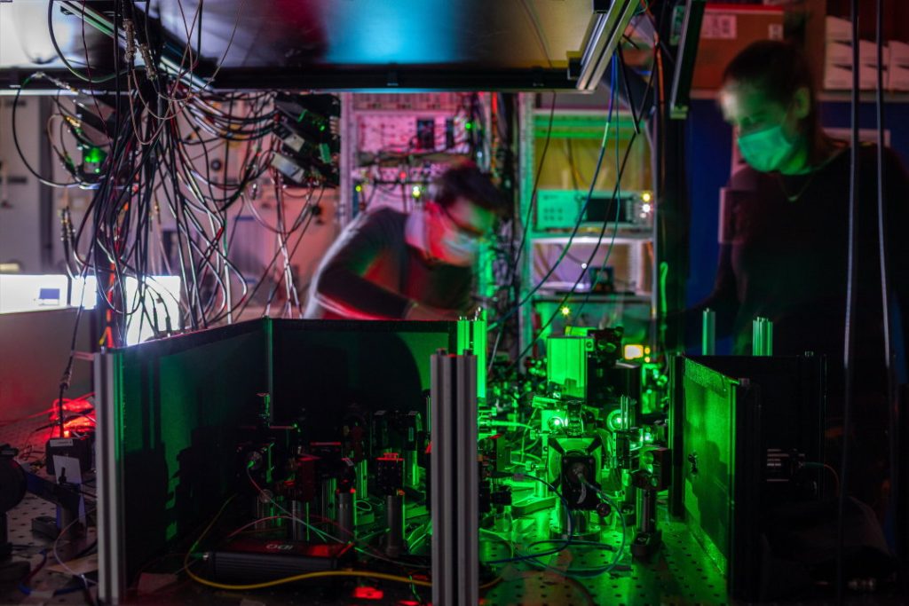 Práca na prelomovom kvantovom sieťovom uzle používajúcom teleportáciu  v laboratóriu QuTech v Holandsku