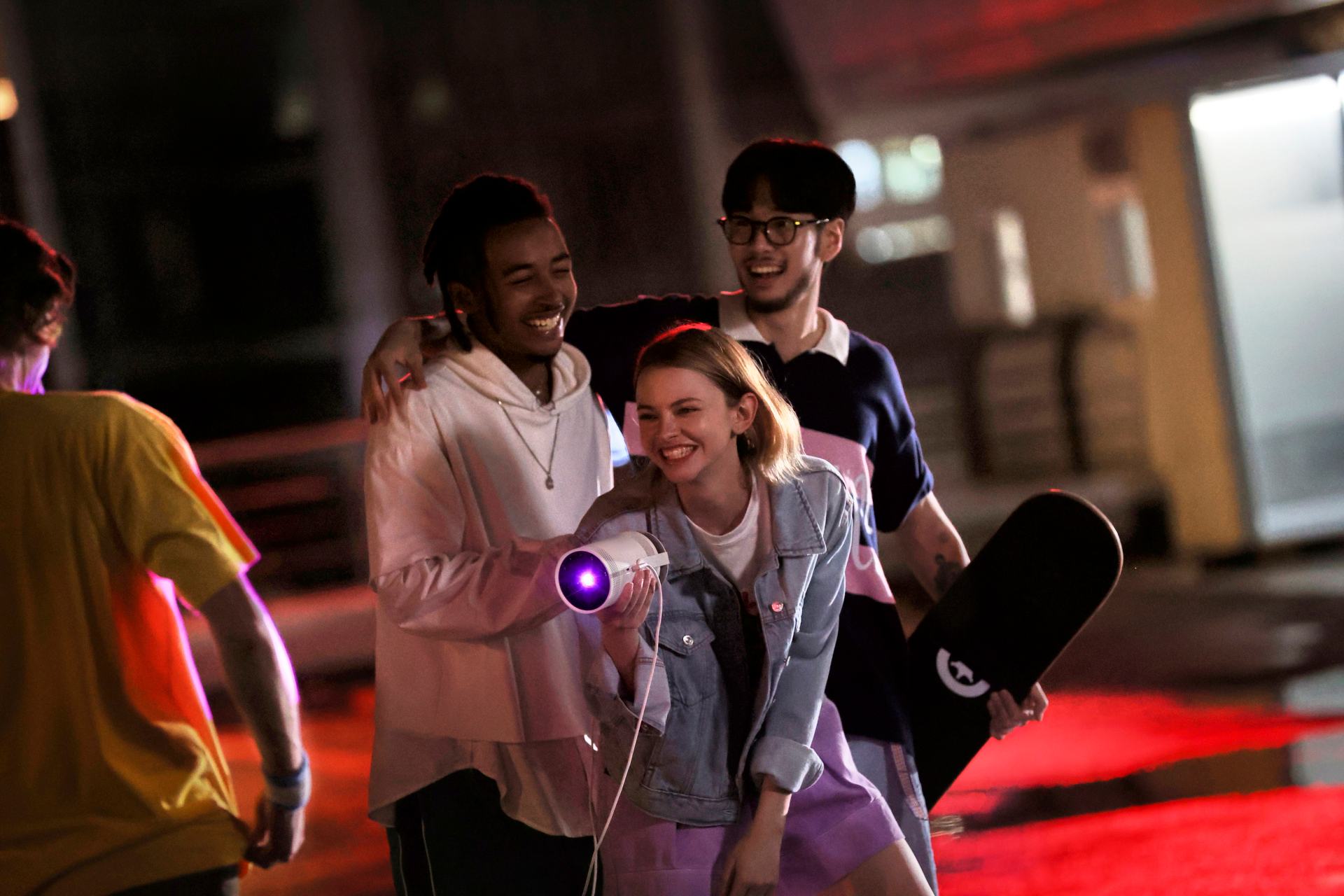 Projektor The FreeStyle môžete zmeniť na lampu a napájať z powerbanky