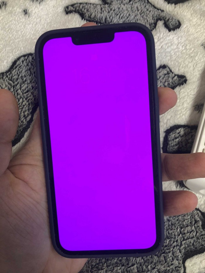 iPhone 13 fialový displej