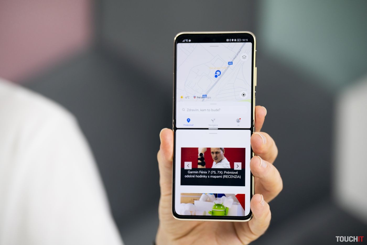 Navigation even when the phone is closed: Petal Maps is also shown on the  external display of the Huawei P50 Pocket