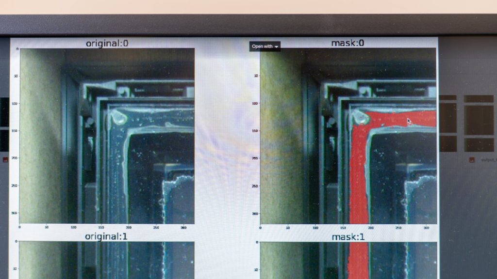 Vľavo nasnímaný obraz z kamery, vpravo rozpoznané lepidlo označené červenou farbou