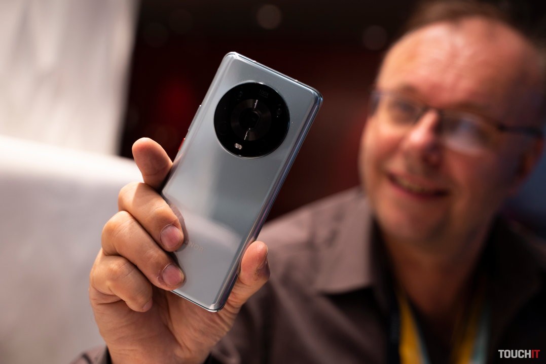 Honor Magic 4 Pro a tiež kybernetický pes Xiaomi naživo (VIDEO)