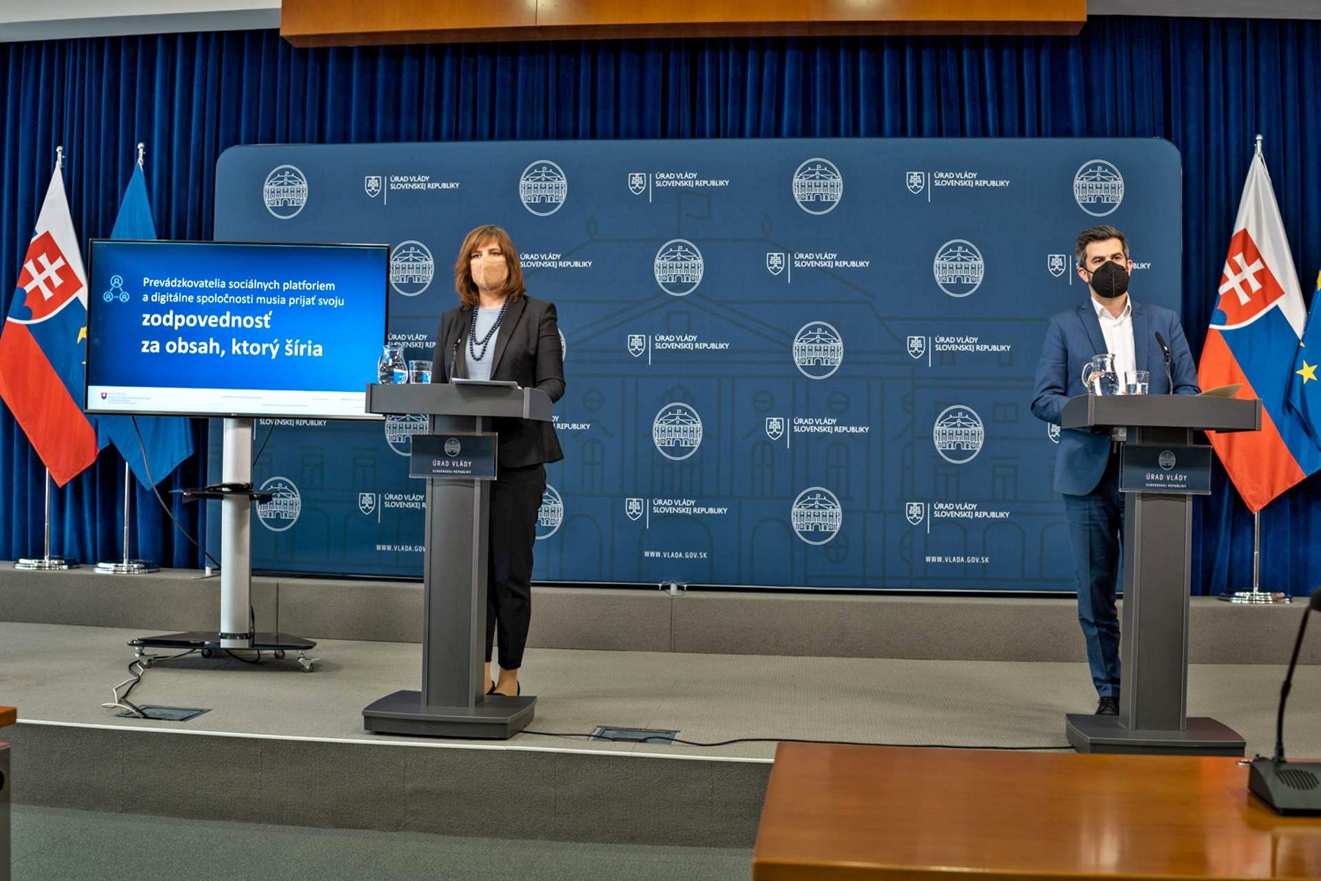 Facebook na Slovensku zarába milióny, ale má 1 človeka na pomoc používateľom