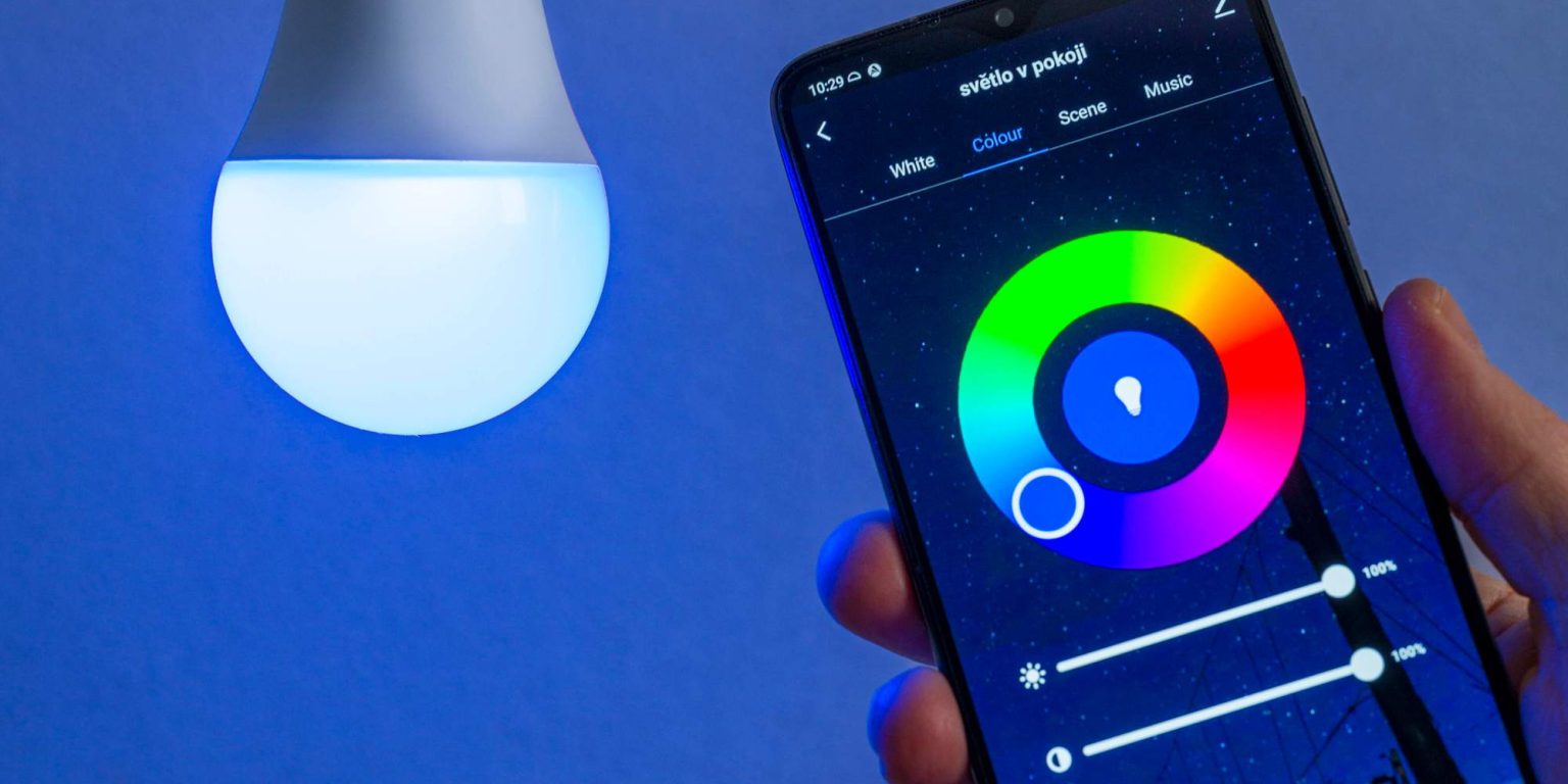 Zhasnú na povel a zmenia farbu podľa nálady. Sú ale smart žiarovky praktické a ekonomicky výhodné?