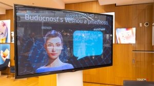 Pri vstupe do slovenskej banky vás privíta pekná baba, ale rande s ňou bude problém