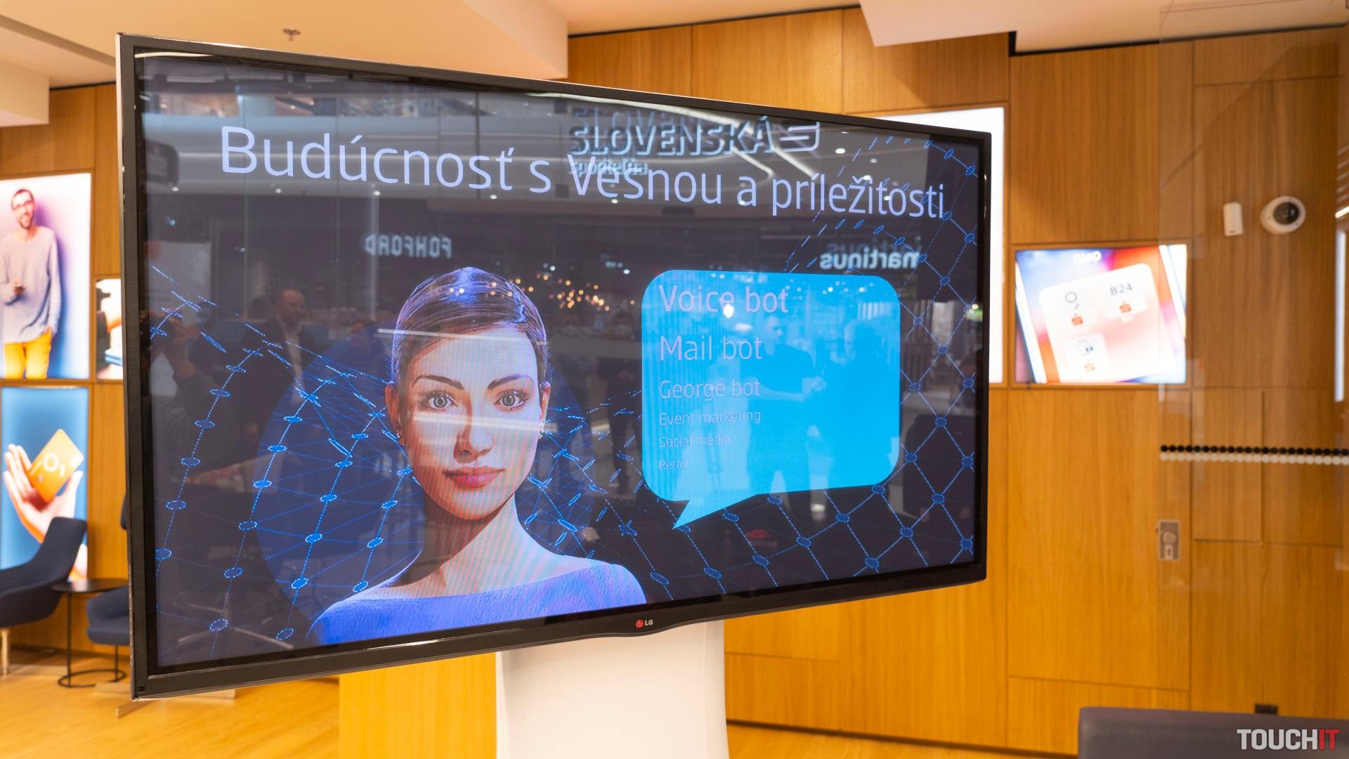 Pri vstupe do slovenskej banky vás privíta pekná baba, ale rande s ňou bude problém