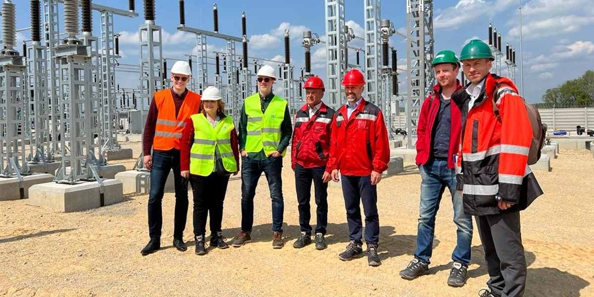 Zástupcovia európskej agentúry CINEA navštívili cezhraničný projekt inteligentných distribučných sústav ACON