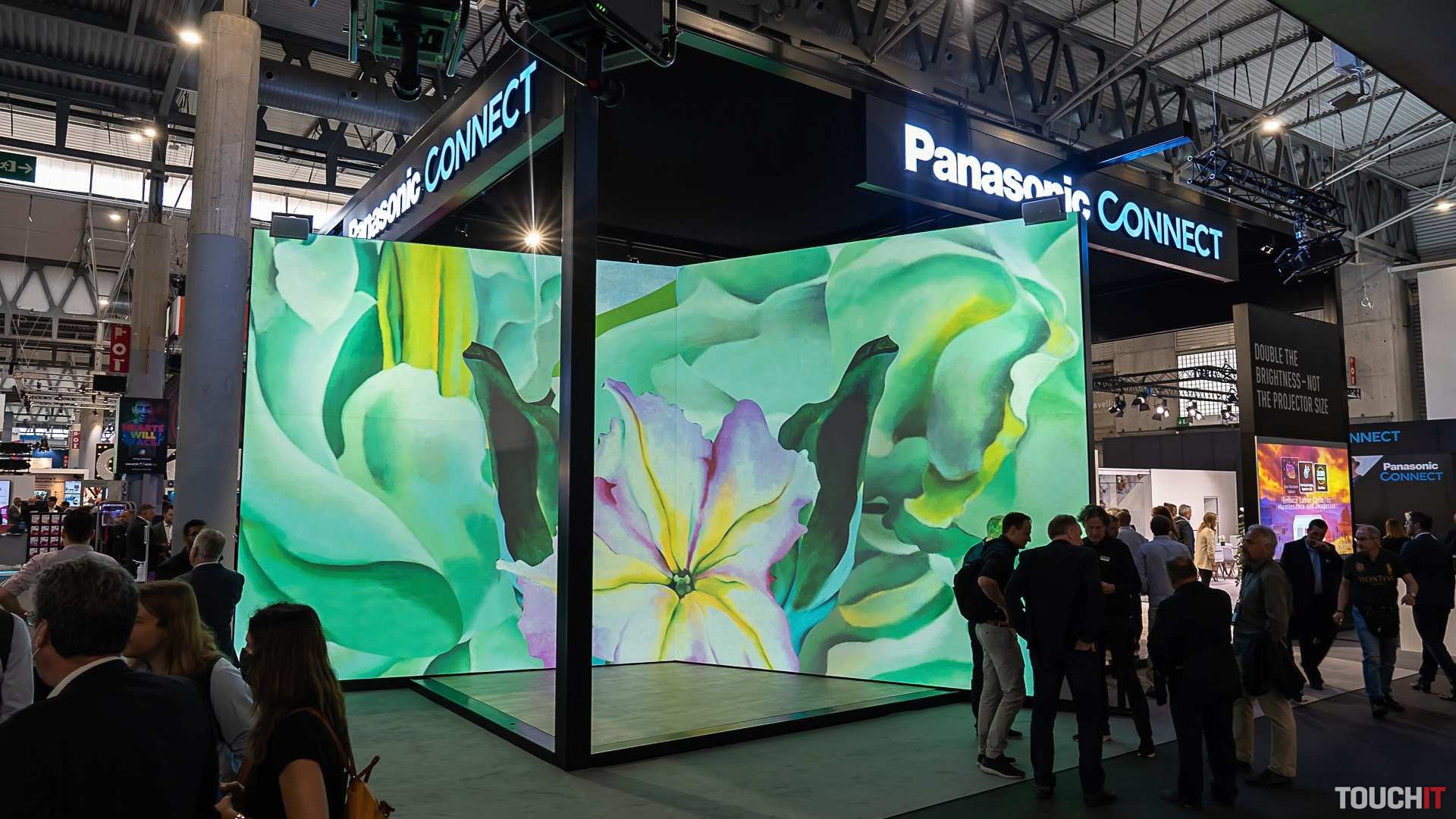 Panasonic ukázal najlepšie projektory a konferenčnú techniku (VIDEO)